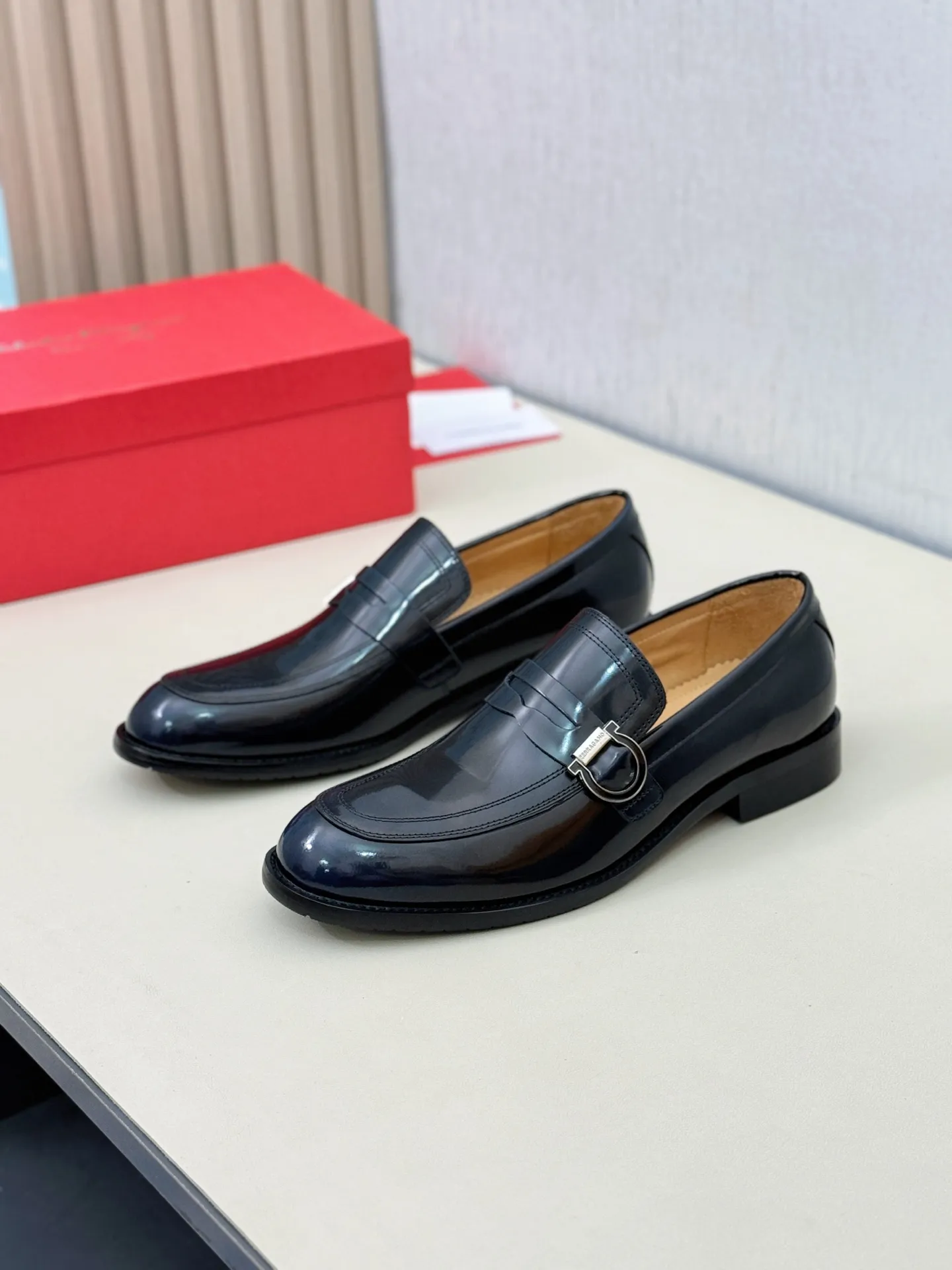 [Ferragamo] P: 560💰 Number of yards: 38~44 (45 orders are non-returnable) Ferragam's new men's formal leather shoes, the fabric is made of imported cowhide, with visible texture, heavy-duty stitching, dyed calfskin inside, standard logo cowhide feet, big-name experience, soft and comfortable on the feet, a men's favorite, special non-slip and wear-resistant rubber soles, easy to handle various occasions, with original box packaging!